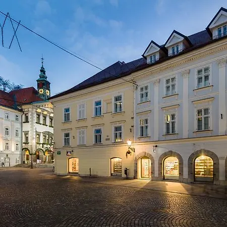 Central By Town Hall Apartman